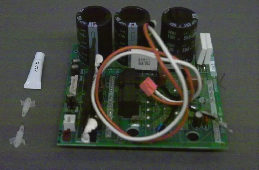Brötje Leiterplatte mit mehreren Kondensatoren, Kabeln und Anschlusssteckern auf grünem PCB-Hintergrund sowie einer kleinen Tube mit Aufschrift.