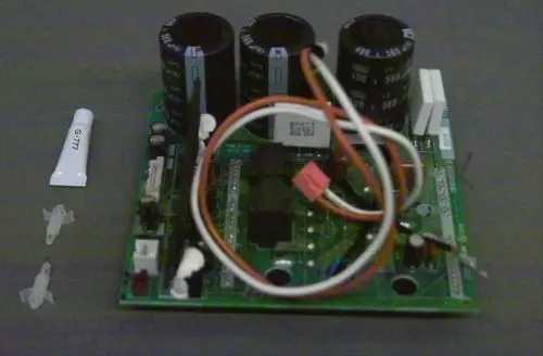 Brötje Leiterplatte mit mehreren Kondensatoren, Kabeln und Anschlusssteckern auf grünem PCB-Hintergrund sowie einer kleinen Tube mit Aufschrift.