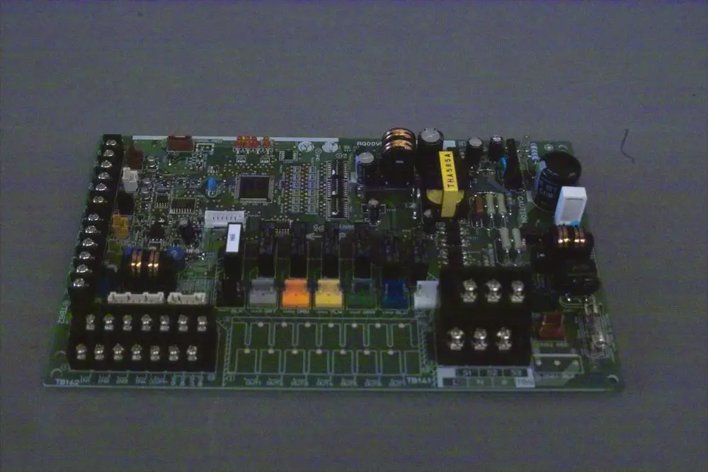 Elektronische Platine der Marke Brötje mit verschiedenen Anschlüssen, Widerständen und integrierten Schaltkreisen zur Verwendung in Heizungsanlagen.