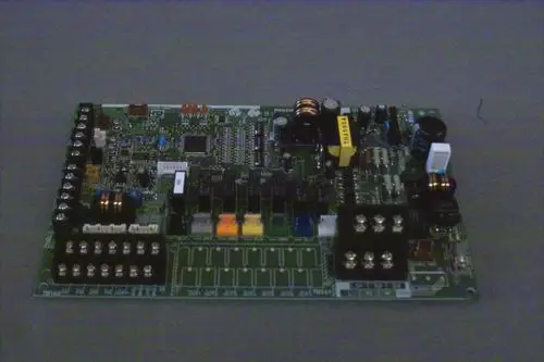 Elektronische Platine der Marke Brötje mit verschiedenen Anschlüssen, Widerständen und integrierten Schaltkreisen zur Verwendung in Heizungsanlagen.