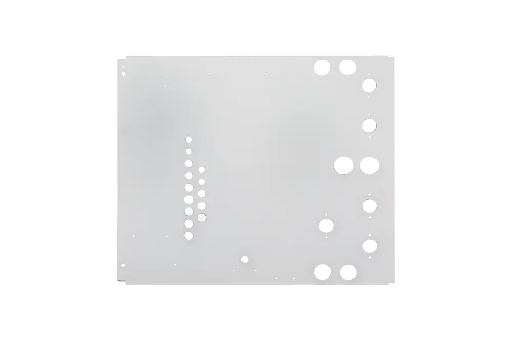 Brötje Verkleidungsdeckel aus Metall mit mehreren runden und ovalen Ausschnitten, auf einer hellen Fläche angeordnet.