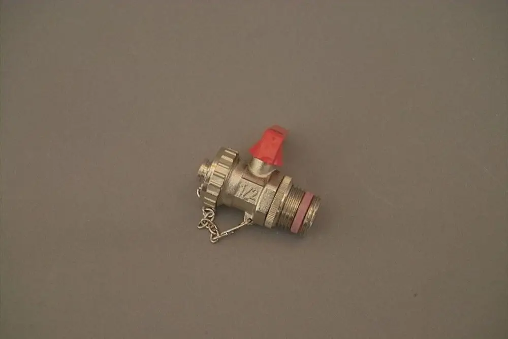 Brötje Entleerungshahn aus Metall mit rotem Griff, seitlich mit Kette. Der Hahn ist kompakt und hat eine elektrische oder hydraulische Verbindung.