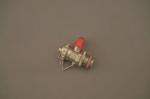Brötje Entleerungshahn aus Metall mit rotem Griff, seitlich mit Kette. Der Hahn ist kompakt und hat eine elektrische oder hydraulische Verbindung.