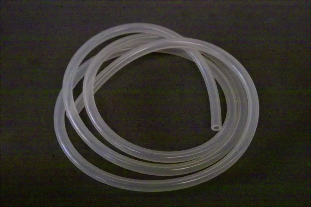 Transparentes Silikonrohr von Brötje, flexibel und geschwungen, auf dunklem Hintergrund. Ideal für verschiedene Anwendungen im Bereich Sanitär und Technik.