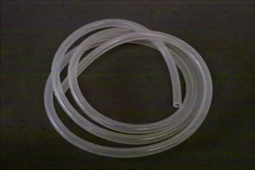 Transparentes Silikonrohr von Brötje, flexibel und geschwungen, auf dunklem Hintergrund. Ideal für verschiedene Anwendungen im Bereich Sanitär und Technik.