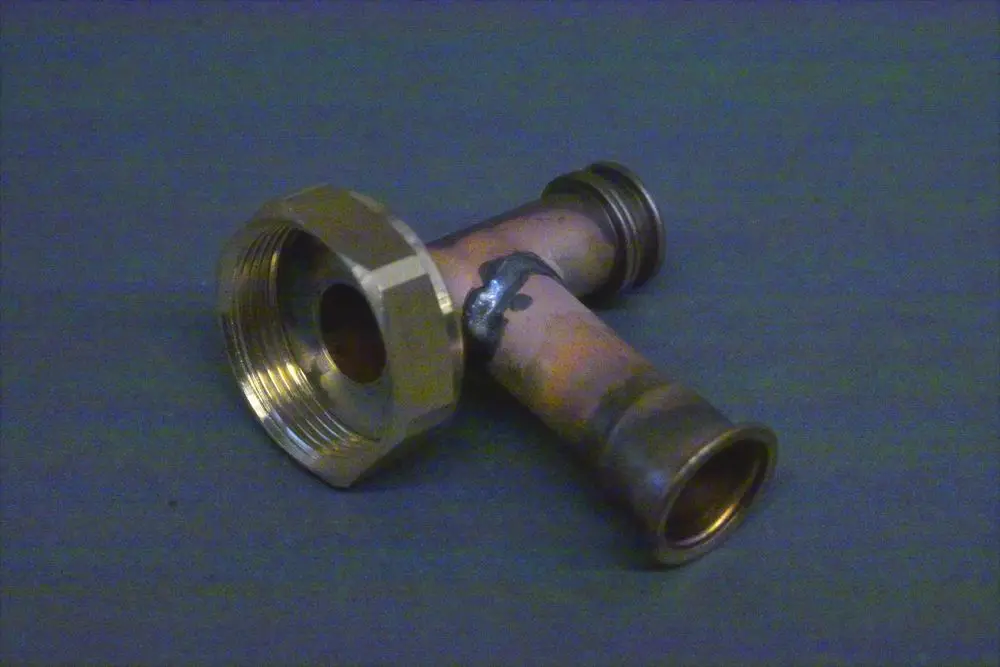 Brass piping component mit einer Verbindung und einem Gewinde, möglicherweise für Heizungsinstallationen, von der Marke Brötje.