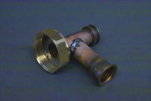 Brass piping component mit einer Verbindung und einem Gewinde, möglicherweise für Heizungsinstallationen, von der Marke Brötje.