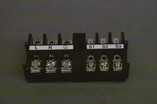 Anschlussklemmenleiste von Brötje mit Anschlüssen für L, N, S1, S2 und S3, montiert auf einer schwarzen Grundplatte.