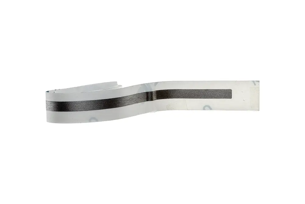 Brötje Zierleiste aus einem flexiblen Material mit einer dunklen, horizontalen Struktur in der Mitte. Ideal für die Verwendung an Heizkörpern oder ähnlichen Anwendungen.