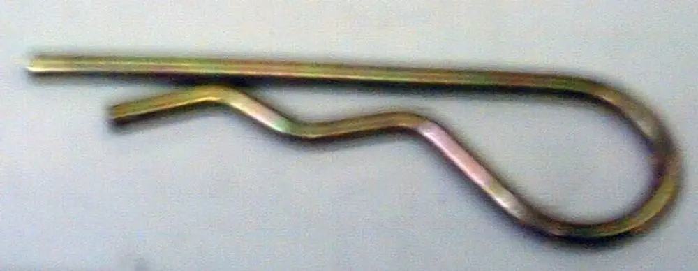 Metallischer Splint in gebogener Form, typischerweise zur Sicherung von Komponenten; Hersteller ist Brötje.