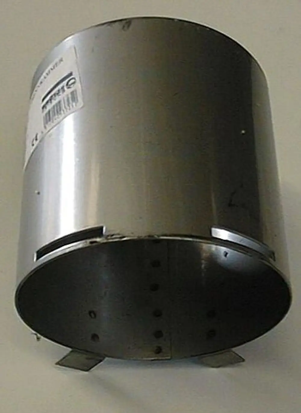 Zylinderbrennkammer aus Metall mit runder Form und seitlichen Öffnungen, geeignet für Heizsysteme. Teil eines Brötje-Produktes.