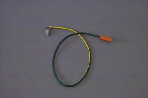 Zündleitung von Brötje mit zwei farbigen Drähten, einer in Grün und einer in Gelb, sowie einem orangefarbenen Anschluss.