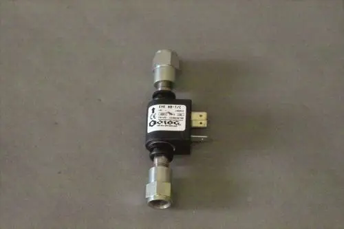 Brötje Zubringerrohr mit zwei Metallanschlüssen und einer zentralen Einheit. Das Produkt ist für die Verbindung in Heizungsanwendungen konzipiert.