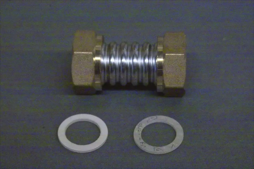 Metallwellschlauch von Brötje mit zwei anschließbaren Enden und zwei Dichtungen, für Verwendung in Rohrleitungen oder Verbindungsteilen.