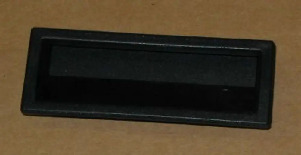 Schwarzer Türgriff von Brötje in rechteckiger Form, flach und ohne sichtbare Beschriftungen, auf kartonfarbenem Hintergrund.