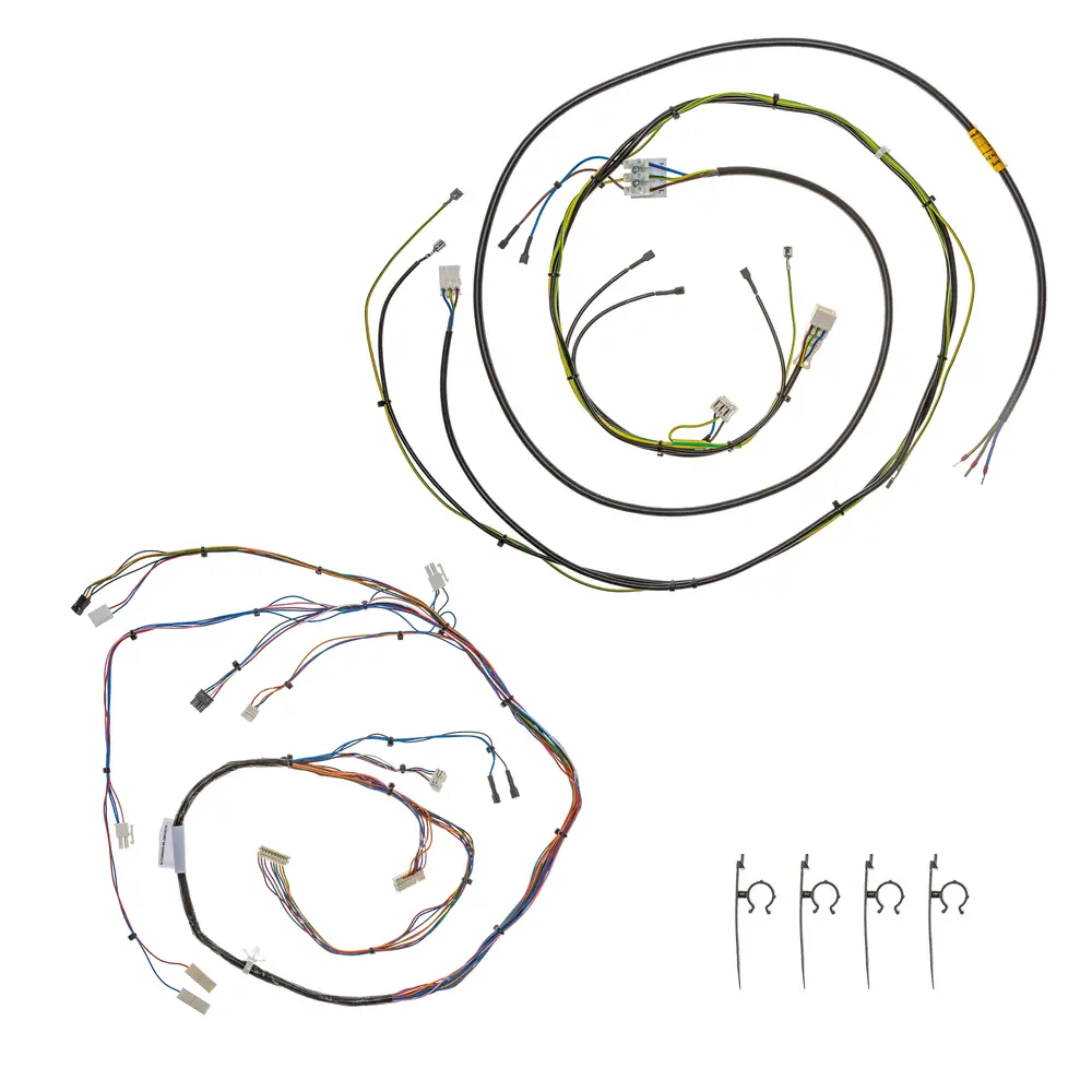 Kabelbaum von Brötje, bestehend aus mehreren Kabelsträngen und Steckverbindern, angeordnet in einem klaren Layout mit Drahtclips im unteren Bereich des Bildes.