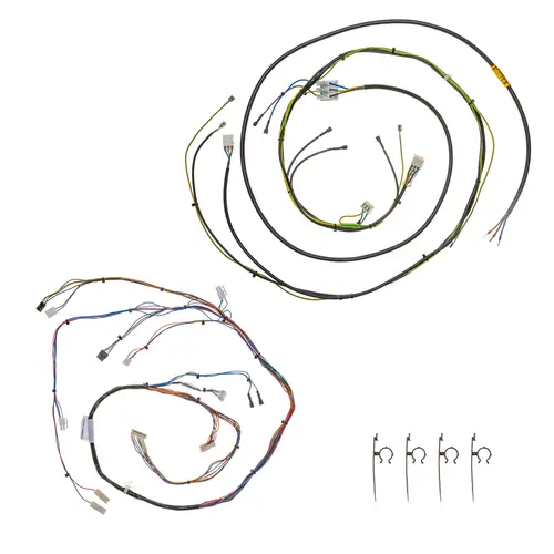 Kabelbaum von Brötje, bestehend aus mehreren Kabelsträngen und Steckverbindern, angeordnet in einem klaren Layout mit Drahtclips im unteren Bereich des Bildes.