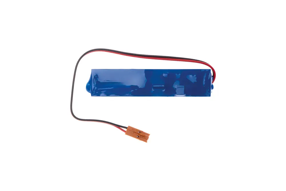 Blaue Brötje-Batterie mit zwei Anschlusskabeln, rot und schwarz, am Ende mit einem Stecker verbunden. Präsentation auf weißem Hintergrund.