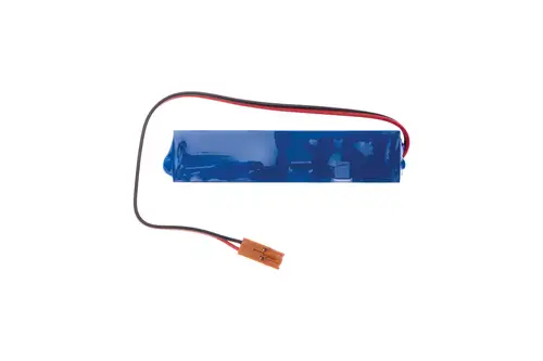 Blaue Brötje-Batterie mit zwei Anschlusskabeln, rot und schwarz, am Ende mit einem Stecker verbunden. Präsentation auf weißem Hintergrund.