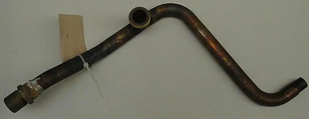 Brötje Heizungsrohr mit einer gebogenen Form, ausgestattet mit zwei Anschlüssen; möglicherweise Teil einer Heizungsinstallation.