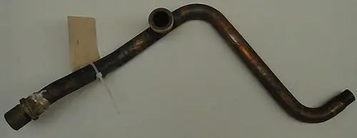 Brötje Heizungsrohr mit einer gebogenen Form, ausgestattet mit zwei Anschlüssen; möglicherweise Teil einer Heizungsinstallation.