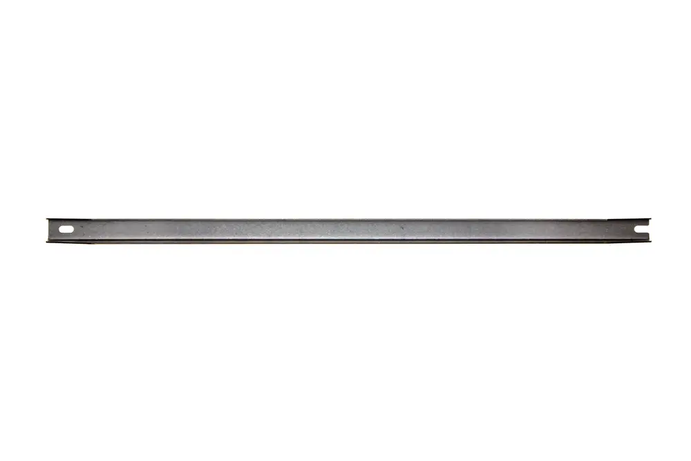 Langgestrecktes Metallstück mit einer Öffnung und einer Nut, vermutlich eine Klemmschiene von Brötje, auf einem weißen Hintergrund.