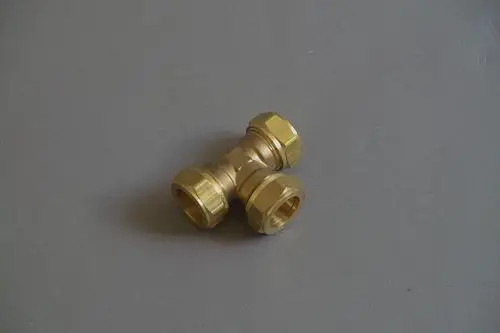 T-Stück aus Messing mit zwei Anschlussknoten für Rohrverbindungen. Teil des Brötje-Sortiments für Heizungs- und Sanitärinstallationen.
