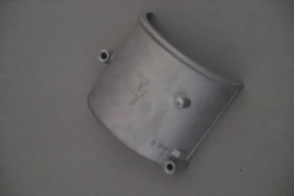 Alte, metallene Abdeckung oder Gehäuseteil für Brötje-Geräte, mit zwei Schraublöchern für die Befestigung. Oberfläche ist grau und unbeschichtet.