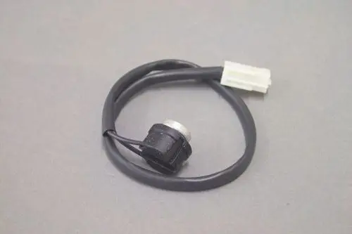 Brötje Thermostatsystem mit einem schwarzen Kabel und einem weißen Stecker. Der Anschluss ist mit einer Metallkonstruktion versehen.