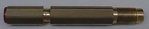 Düsenstock mit metallischer Oberfläche, möglicherweise zur Verwendung in Heizungsanwendungen, dargestellt auf neutralem Hintergrund. Brötje könnte der Hersteller sein.