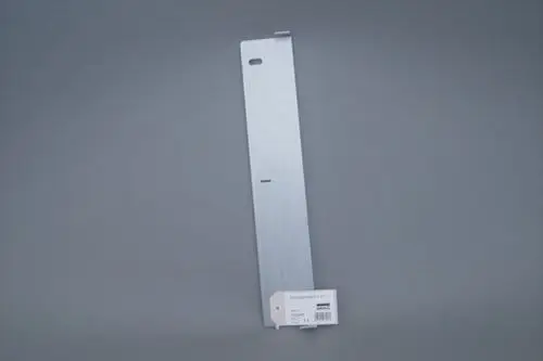 Brötje Montageplatte aus Metall, länglich und flach, mit zwei Aussparungen. Bestandteil eines Heizungs- oder Montagesystems, hellgraue Oberfläche.