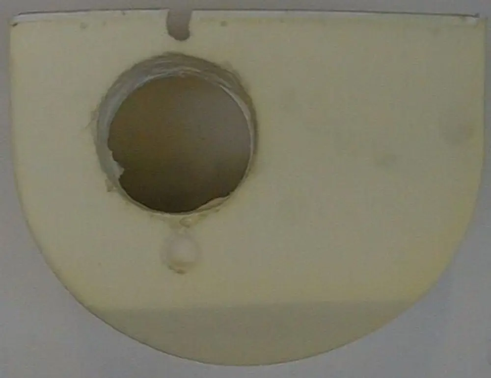 Brötje Schalldämmung in gelber Farbe mit runder Öffnung und einer rechteckigen Form, die an der Oberseite eine Aussparung aufweist.