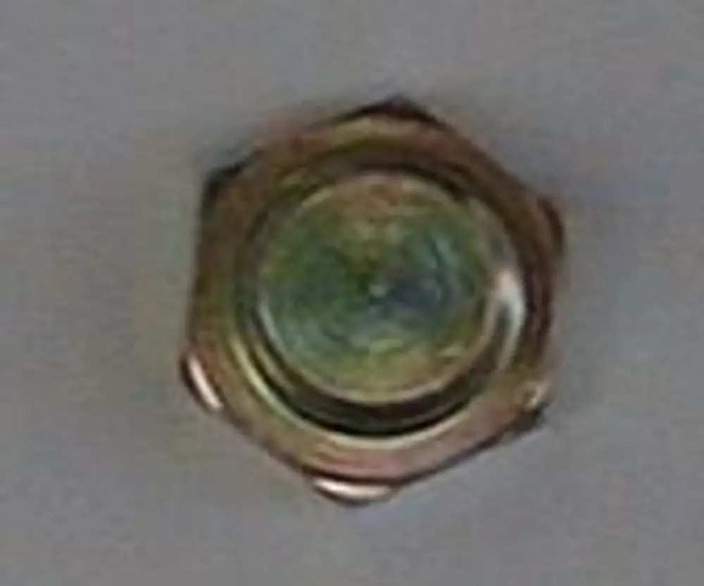 Brötje Stopfen, metallisches rundes Element mit sechseckigem Rand, Vorderseite zeigt eine glatte Fläche.