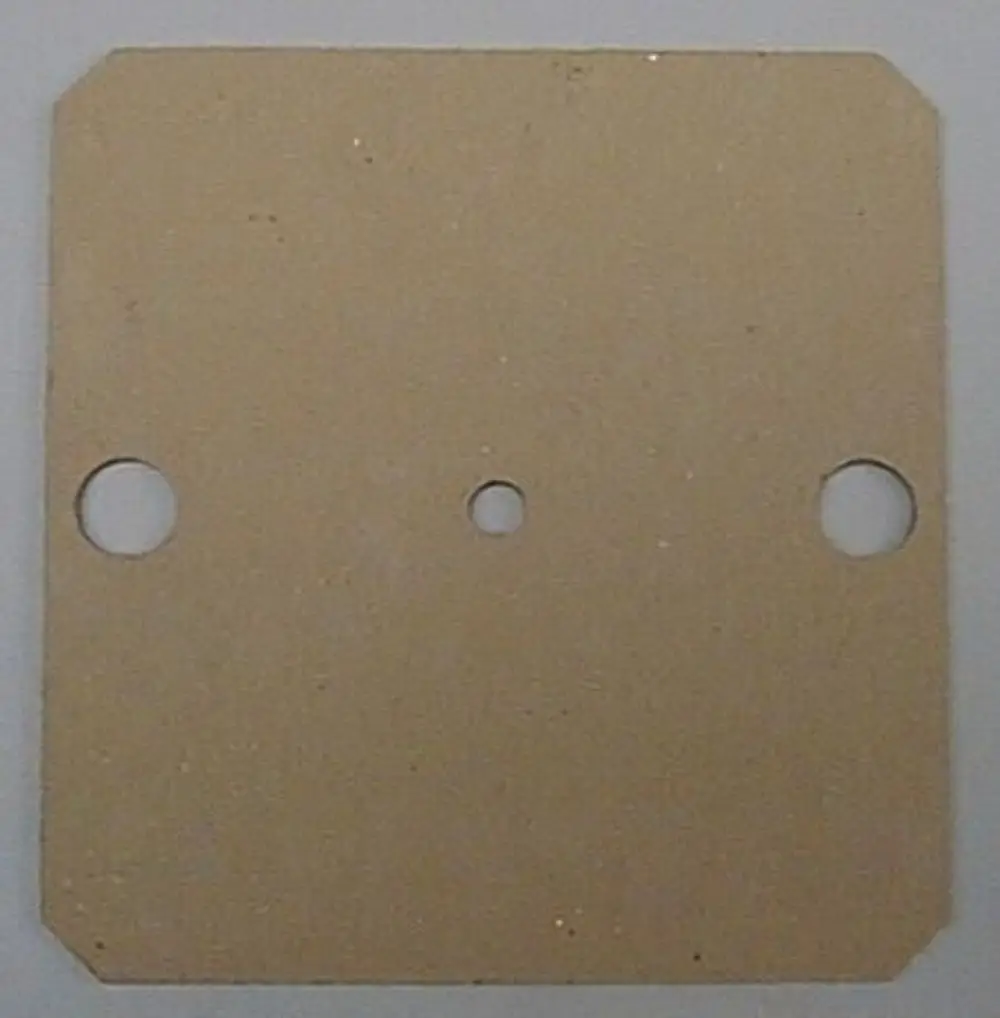Kabeldurchführung aus flachem Material mit abgerundeten Ecken und drei Löchern. Geeignet für Kabelinstallation, stammt von der Marke Brötje.