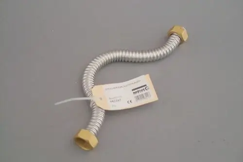 Metallischer flexibler Schlauch mit zwei Gewindeanschlüssen, erkennbar als Brötje Produkt, zur Verbindung von Speichereinheiten. Heller Hintergrund.