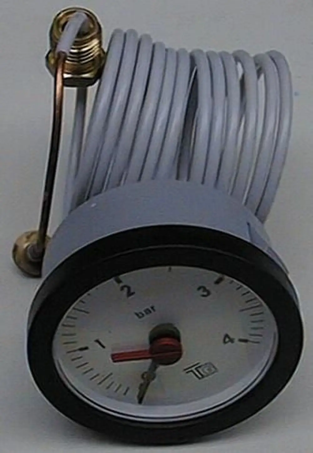 Manometer mit einem Zifferblatt, das Druck in bar anzeigt, und einem verstellbaren Anschluss. Ein Kabel ist aufgewickelt und an dem Gerät befestigt. Marke: Brötje.