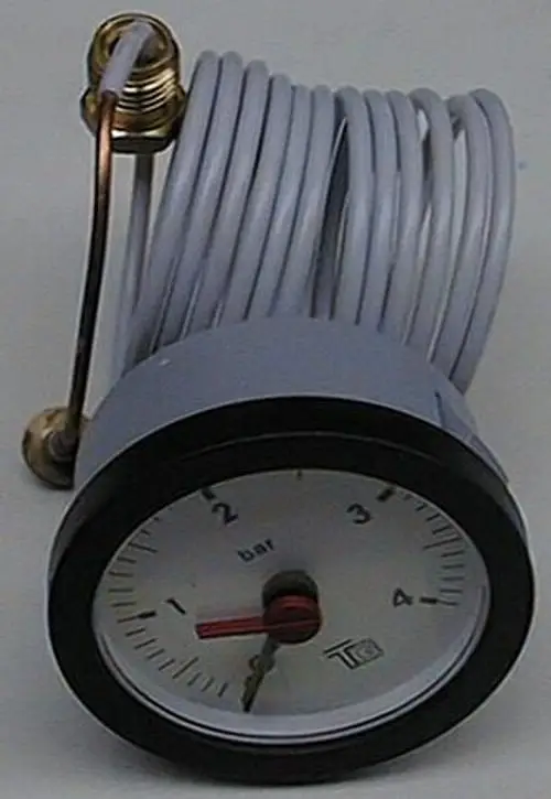 Manometer mit einem Zifferblatt, das Druck in bar anzeigt, und einem verstellbaren Anschluss. Ein Kabel ist aufgewickelt und an dem Gerät befestigt. Marke: Brötje.