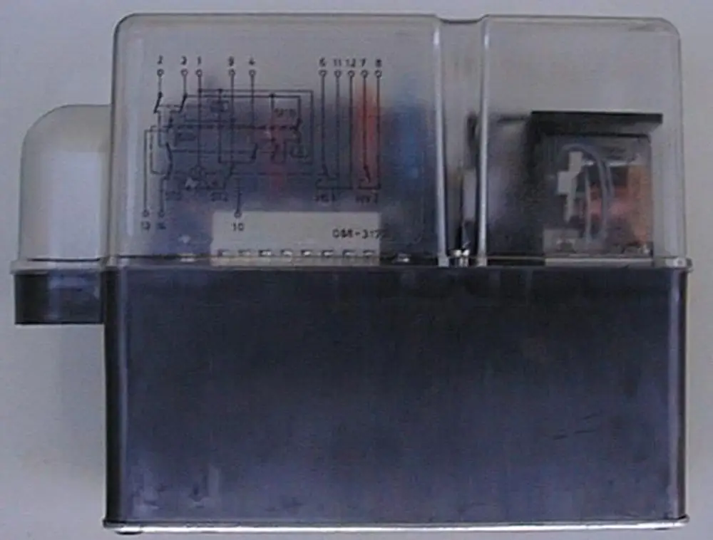 Stellmotor von Brötje in einem schwarzen Gehäuse mit transparentem Deckel. Auf der Oberseite sind Schaltpläne und Anschlussdetails abgebildet.