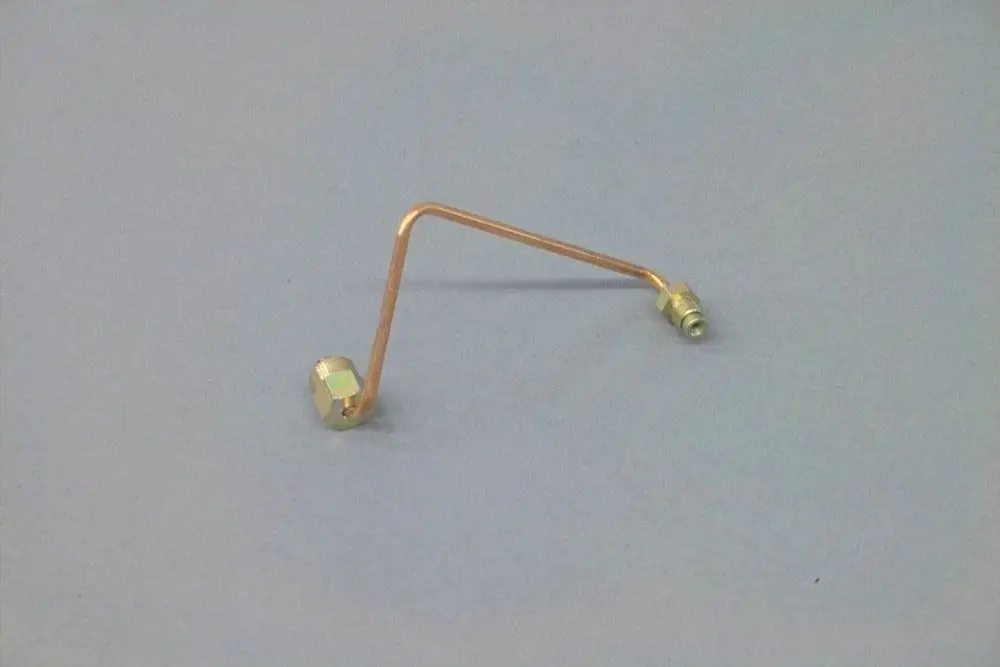 Kupferrohr mit zwei Anschlussstücken, gebogen und geformt, möglicherweise für die Öldruckleitung in einem Brötje Heizsystem.