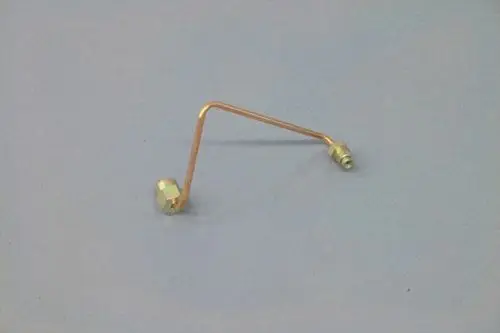 Kupferrohr mit zwei Anschlussstücken, gebogen und geformt, möglicherweise für die Öldruckleitung in einem Brötje Heizsystem.