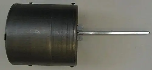 Brötje Flammenrohr mit zylindrischem Körper und einem herausragenden Stab. Die Oberfläche ist aus Metall und hat eine schlichte, funktionale Gestaltung.
