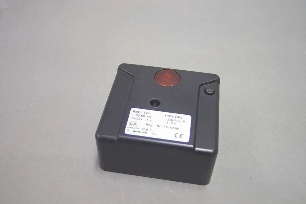 Schwarzes Steuergerät von Brötje mit rotem Lichtindikator und Typenschild. Eingangsbereich zeigt technische Spezifikationen und Anschlussdetails.