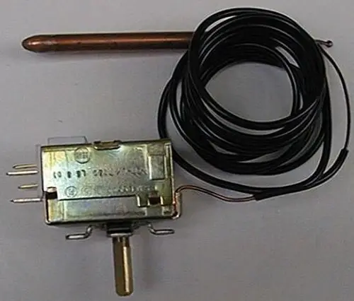 Temperaturregler von Brötje mit einem metallenen Gehäuse, einem schwenkbaren Hebel und einem Temperatursensor aus Kupfer. Ein schwarzes Kabel ist an den Regler angeschlossen.