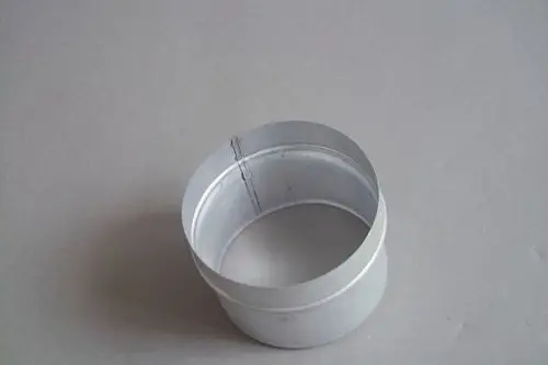 Adapter von Brötje, zylindrisch und aus Metall, mit einem durchgehenden Rand und einer nahtlosen Form. Auf grauem Untergrund abgebildet.