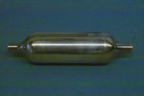 Brötje Schalldämpfer aus Metall, zylindrische Form mit zwei Anschlussrohren an den Enden, auf einem einfarbigen Untergrund.
