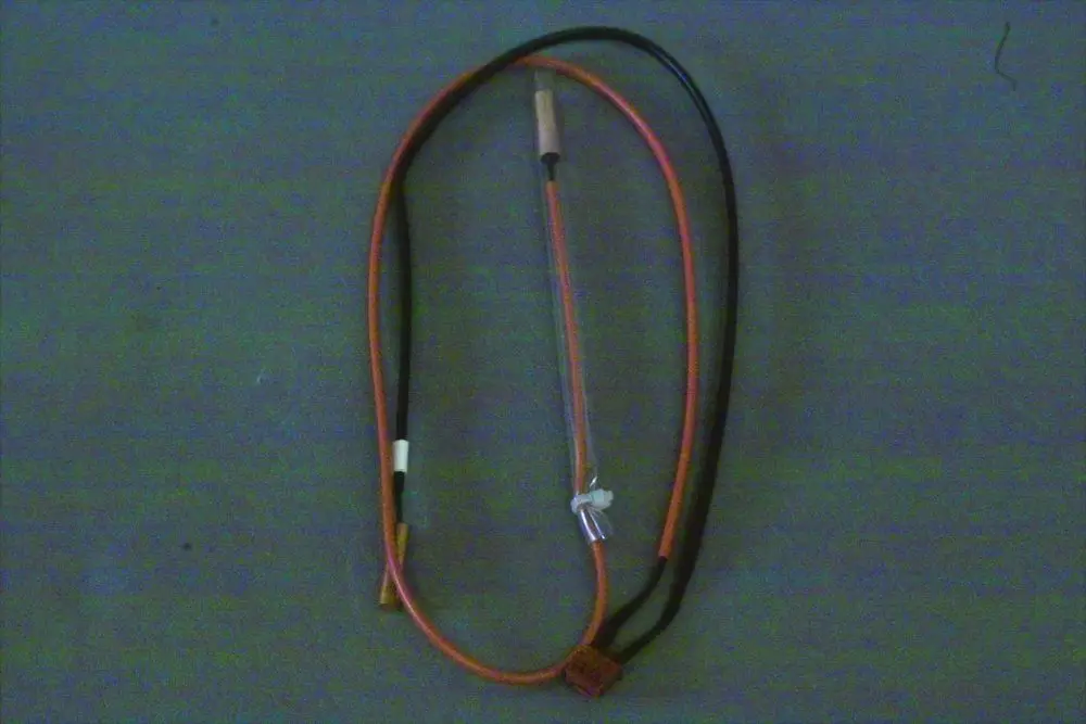 Fühler mit zwei Kabeln in schwarz und orange, einer Anschlusstechnik und einem metallischen Element. Teil eines Brötje-Systems zur Temperaturmessung oder Regelung.