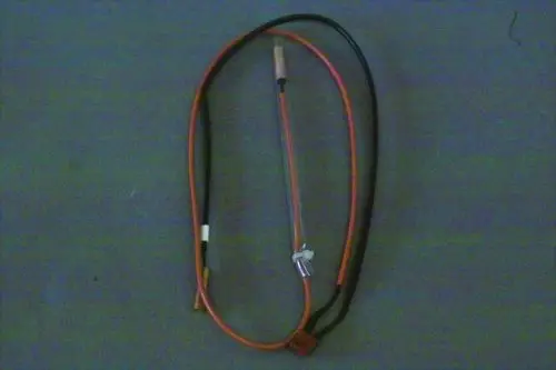 Fühler mit zwei Kabeln in schwarz und orange, einer Anschlusstechnik und einem metallischen Element. Teil eines Brötje-Systems zur Temperaturmessung oder Regelung.