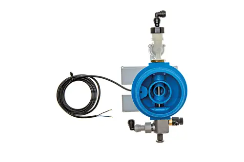 Brötje Verschneidungseinheit mit einem blauen Gehäuse, Anschluss für Elektroinstallationen und einem Wasseranschluss. Kabel zur Steuerung sind sichtbar.