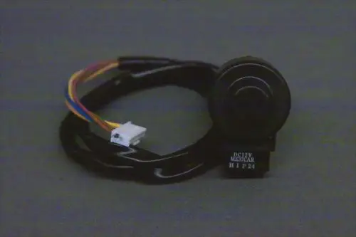 Schwarzes Magnetventil von Brötje mit mehreren Kabeln für elektrische Anschlüsse. Das Ventil hat eine runde Bauform und ist für eine Anschlussspannung von 12V ausgelegt.