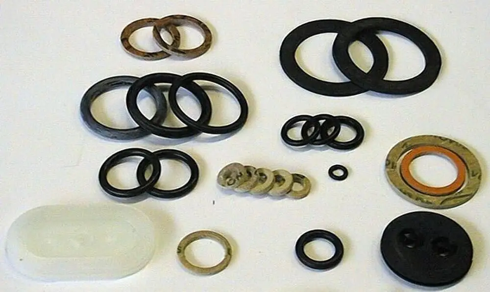 Dichtungsset von Brötje, bestehend aus verschiedenen Gummi- und Kunststoffdichtungen in unterschiedlichen Größen und Formen, auf weißem Hintergrund angeordnet.